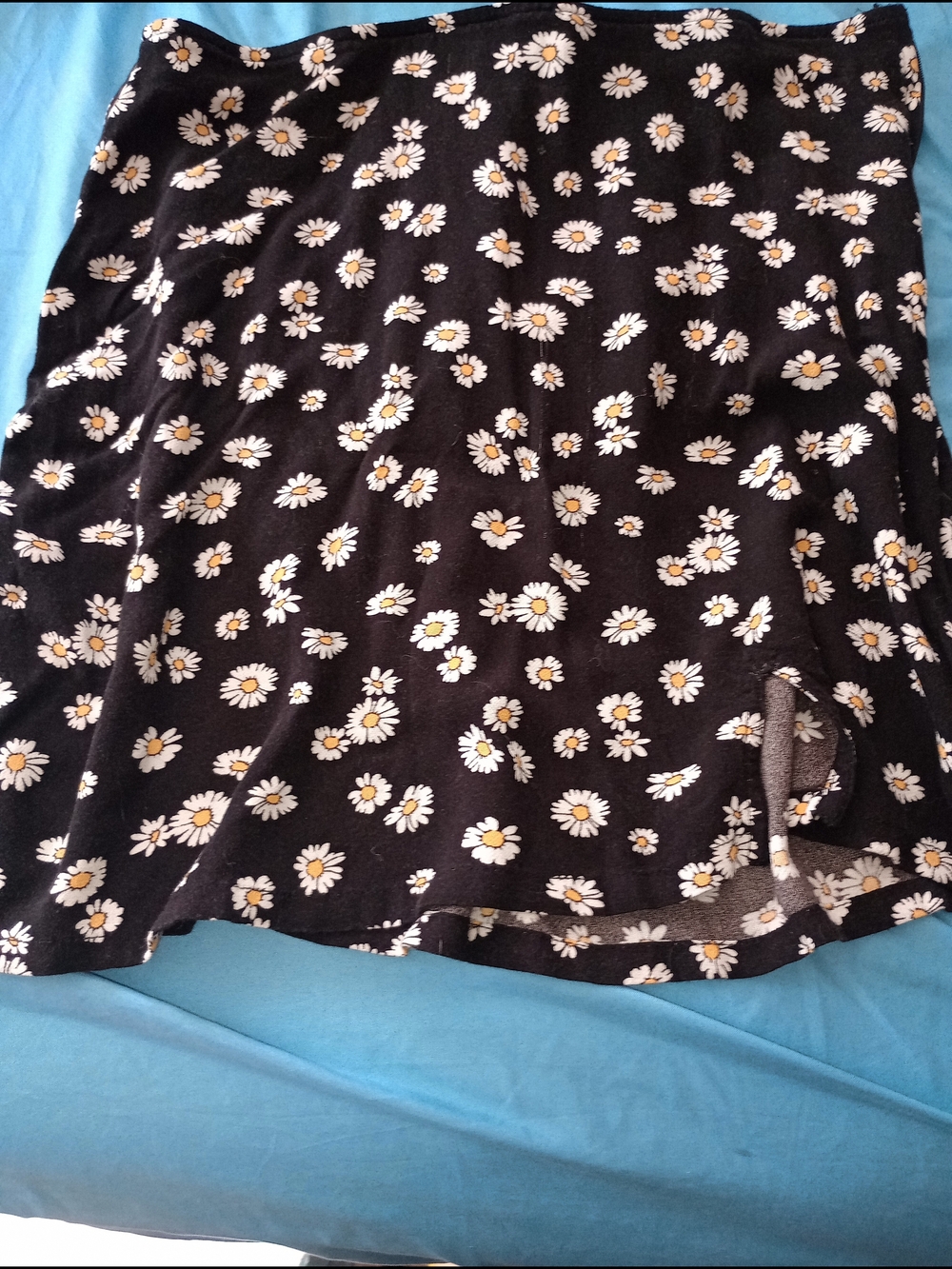 Hollister Black Daisy Print Skirt with White and Yellow Flowers
